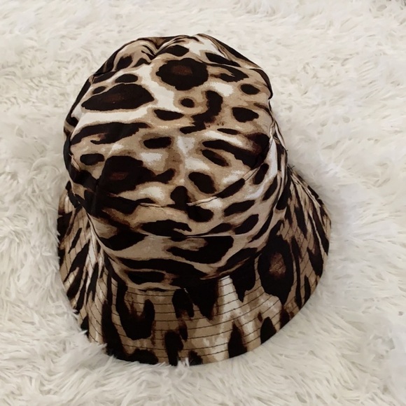 NWOT Cheetah and black reversible bucket hat - Picture 4 of 4